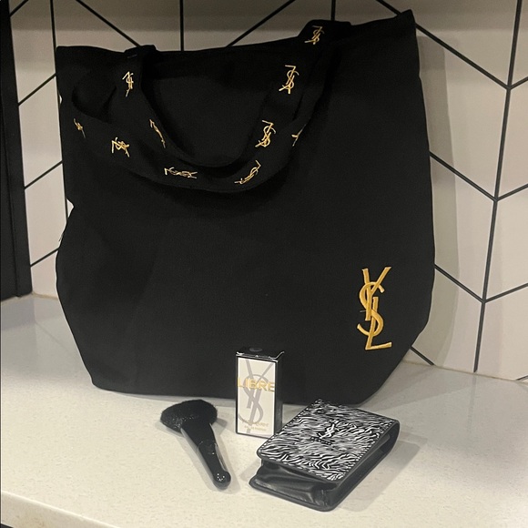NEW GWP beauty tote bundle all new items! - Picture 1 of 17